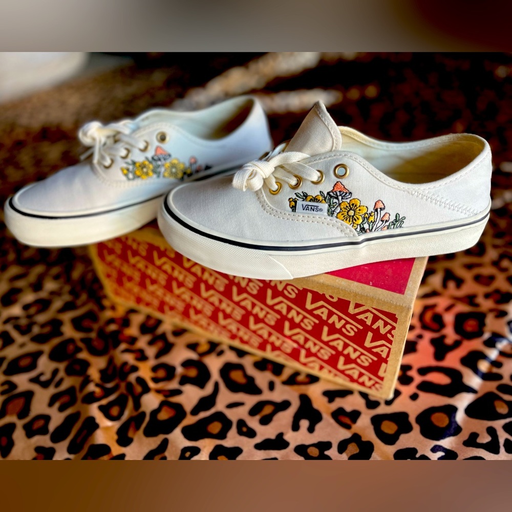 (almost brand new!!)vans authentic SF trippy floral mushroom shoe w7/m5.5